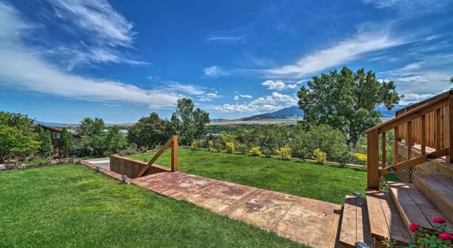 Yellowstone Country Family Home w/ View & Hot Tub, Book Feriehus Sommerhuse i Montana, Hytte