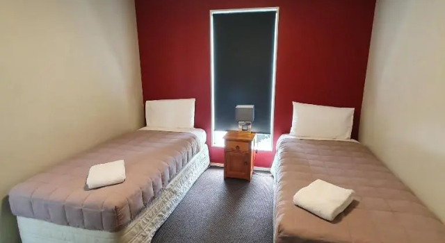 Kuirau Chalet Villa 3-bedroom, Twin Peaks, Забронировать Шале Коттеджи Озера Роторуа, Коттедж