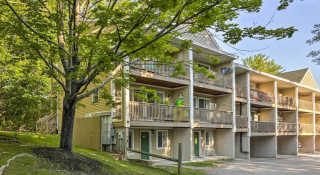 Lake Getaway: Walk Across Street to Private Beach!, Забронировать Апартаменты/квартира Гилфорд Озеро Уиннипесоки