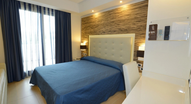 Трёхместный номер Standard с балконом Prince Franklyn Hotel