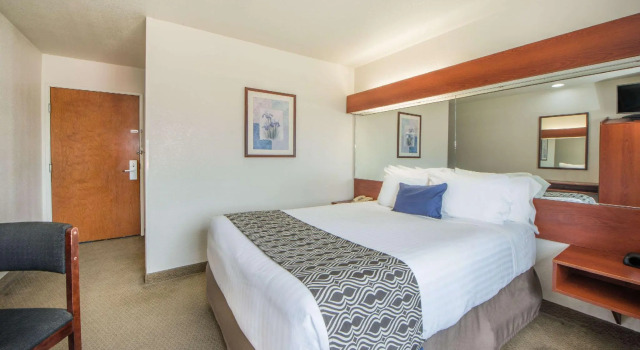 Двухместный номер Standard Microtel Inn & Suites by Wyndham Miami