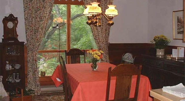Tree Tops Bed & Breakfast, Забронировать Отель Отели Muskoka с парковкой, Парковка