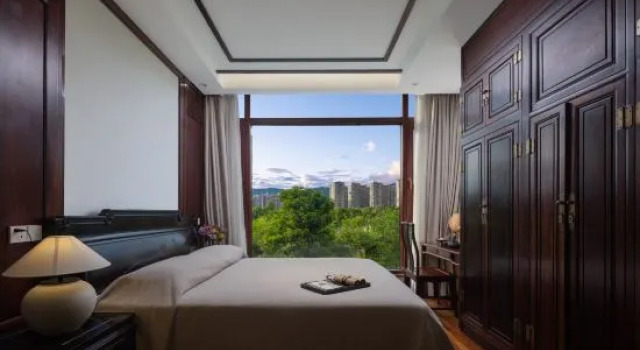 Люкс Deluxe с 2 комнатами с видом на озеро Xishuangbanna Tropic of Cancer Lake View Hot Spring Hotel
