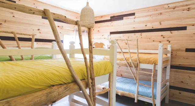 Кровать в общем номере с 2 комнатами Good Feeling Hostel & Guest House