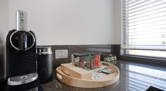 Апартаменты Modern 1-bed Unit With Pool Views and Balcony