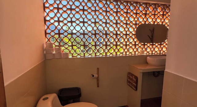 Кровать в общем номере с красивым видом из окна Mundo Nuevo Eco Lodge
