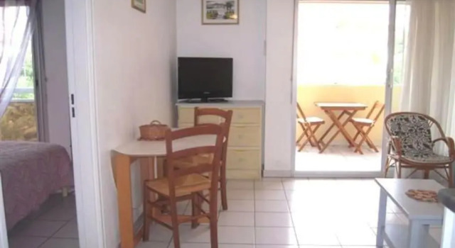 Appartement 2 pièces climatisé, 300m plages, piscine, Забронировать Апартаменты/квартира Кавалер-сюр-Мер Сен-Тропе залива, рядом с Plage de Bonporteau