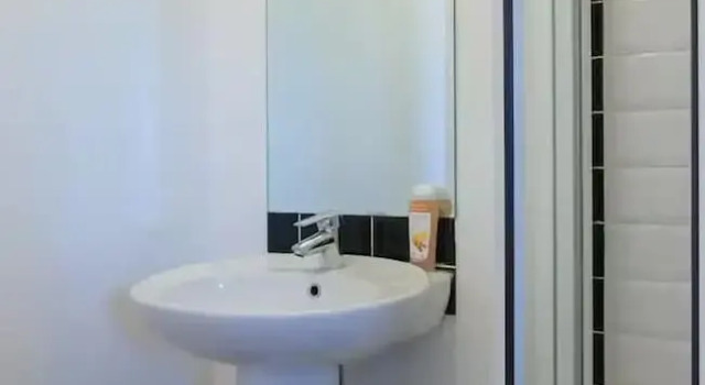 Waterfront Views 2 Beds / 2 Baths, Забронировать Апартаменты/квартира Отели Дублина с парковкой, рядом с Стадион для собачьих бегов Шелбурн-парк, Парковка