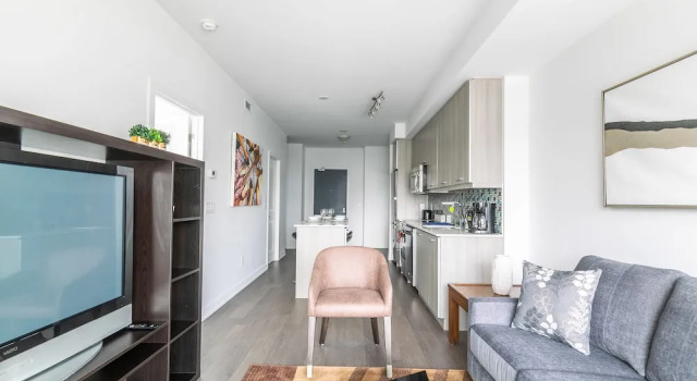 Newly Decorated Trendy Condo Sleeps 4, Varaa Hotelli Toronto 