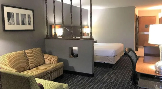 Люкс с балконом SureStay Plus Hotel by Best Western Greenwood