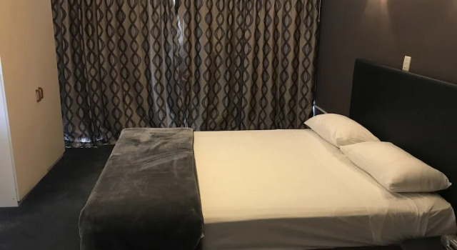 Семейный люкс с балконом Ascot Epsom Motel