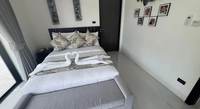 An Exceptional Luxury Villa Offering amazing lake view and refined living, Забронировать Вилла Виллы Пхетчабури, Вилла