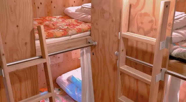 Кровать в общем номере Saga International Guesthouse Hagakure