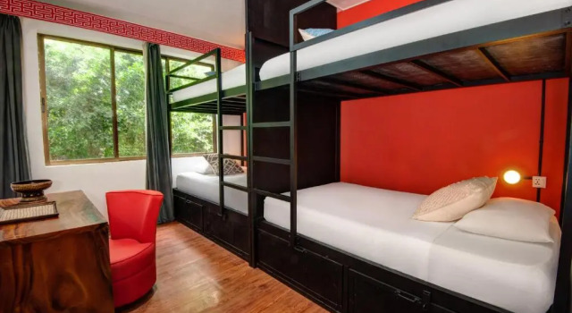 Кровать в общем номере Mad Monkey Hostel Phnom Penh