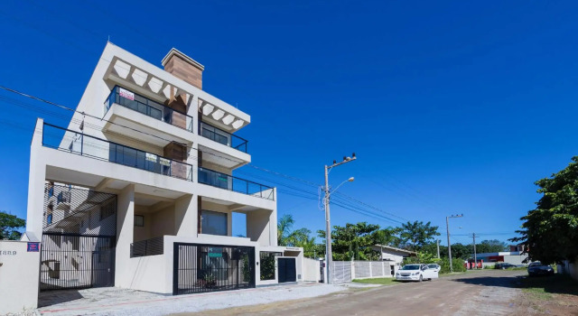 Encanto de apartamento, novo! A 290 metros da praia do Canto Grande!