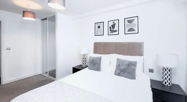 Salford - 2 Bed Apartment - Sleeps 4 - Wifi