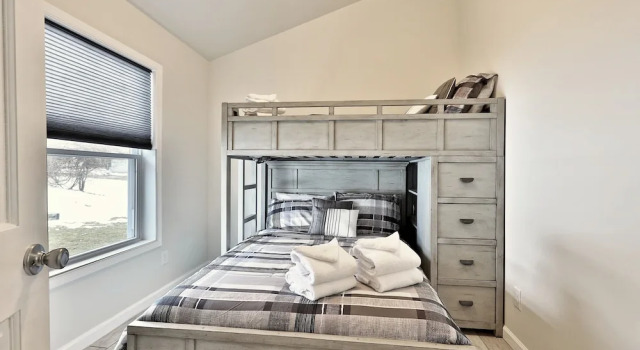 Rutland's Hidden Gem: 2 Br/1ba Renovated Home Close To Everything 2 Bedroom Home