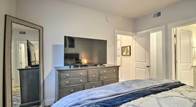 Centrally Located Traverse City Condo 1 Mi to Bay, Забронировать Апартаменты/квартира Апартаменты Траверс-Сити, рядом с Музейный центр Деннос, Апартаменты/квартира