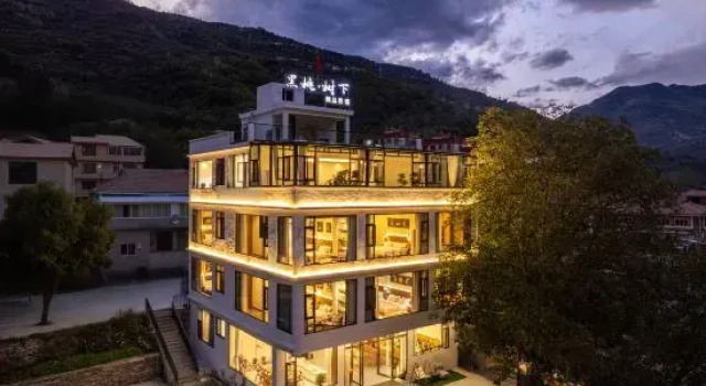 Under the black spade tree, Prenota Hotel Hotel a Sichuan con parcheggio, Parcheggio