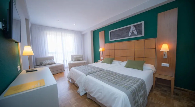 Трёхместный номер Standard Gran Hotel de Jaca