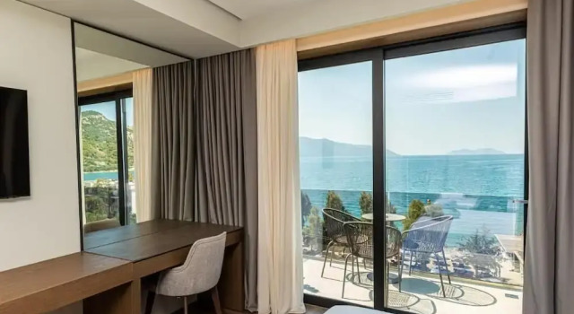 Двухместный номер Deluxe с балконом и с видом на море Mazarine Hotel