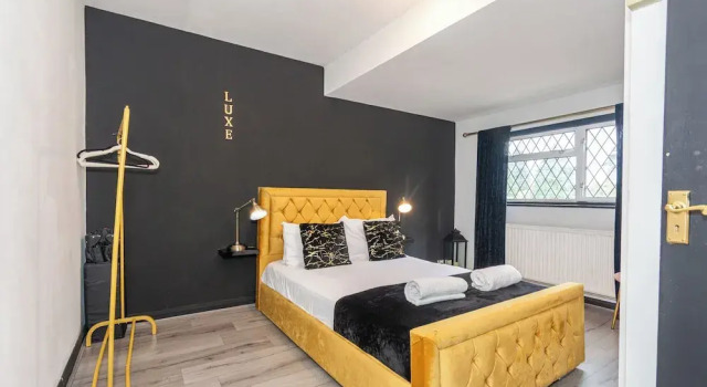 Коттедж Heathrow House with Hot tub and Garden