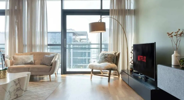Luxury Apartment, Stroll Away From City Walk!