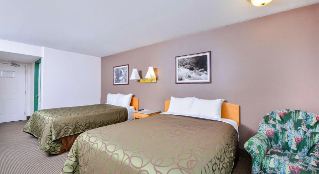 Четырёхместный номер Standard Days Inn by Wyndham Valemount