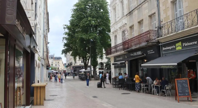Номер Standard Chambres Poitiers Centre Ville - Salle de Bain, Réfrigérateur, TV et machine à café privatifs - Cuisine commune - Terrasse - Hôtel de ville à 200m
