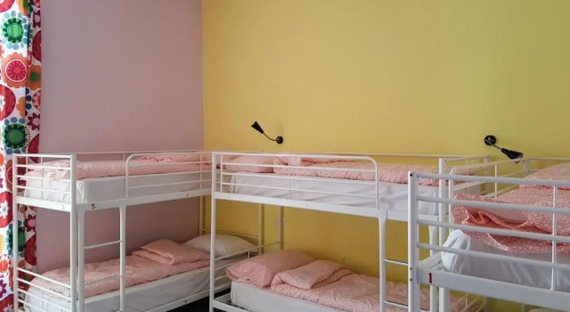 Кровать в общем номере с балконом Hostel Mancini Naples
