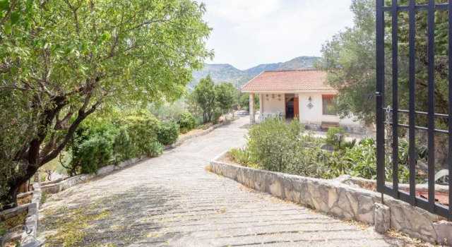 Вилла Villa with Panoramic Courtyard and Private Parking