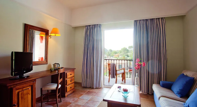 Полулюкс с балконом Hotel Cala Sant Vicenç