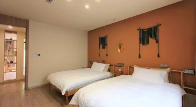 Люкс с 2 комнатами с видом на внутренний двор Nanshan Bamboo Sea Qingxi Yue Homestay (Tianmu Lake Yushui Hot Spring Branch)