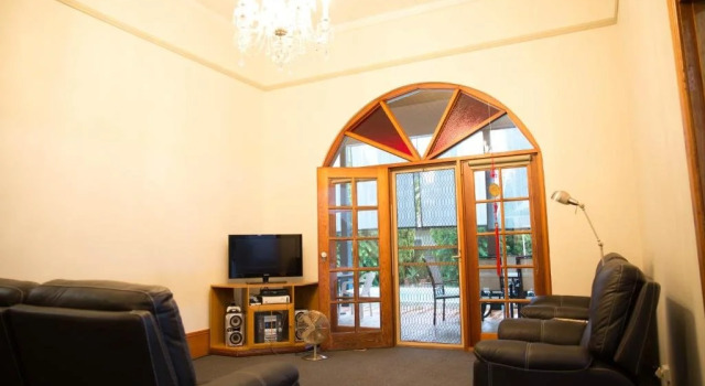 Mercedes House, Забронировать Отель Форбс Central West NSW