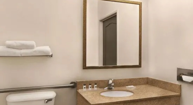 Трёхместный люкс Country Inn & Suites by Radisson, Newnan, GA