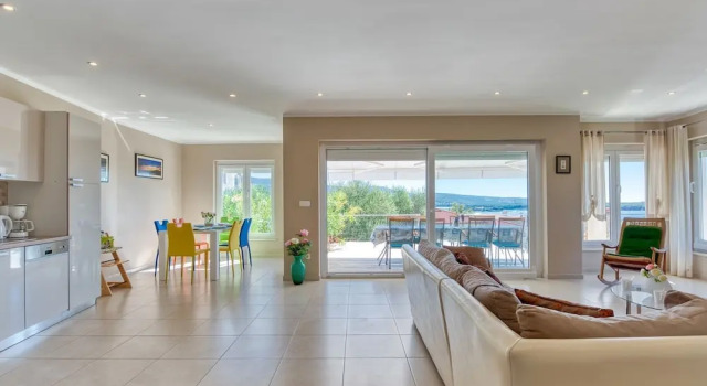 Modern Villa With sea View and Private Pool Just 350 Meters From the First Beach, Varaa Villa Hotellit Kvarner Islands uima-altaalla, Uima-allas