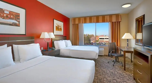 Четырёхместный люкс c 1 комнатой Holiday Inn & Suites Salt Lake City - Airport West by IHG