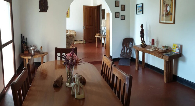 Alison & Dave's Guesthouse, Book Hotel Hoteller i Entebbe med parkering, Parkering