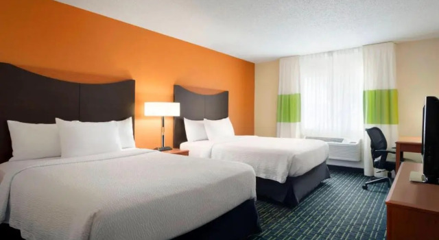 Четырёхместный номер Standard Fairfield Inn & Suites by Marriott Champaign