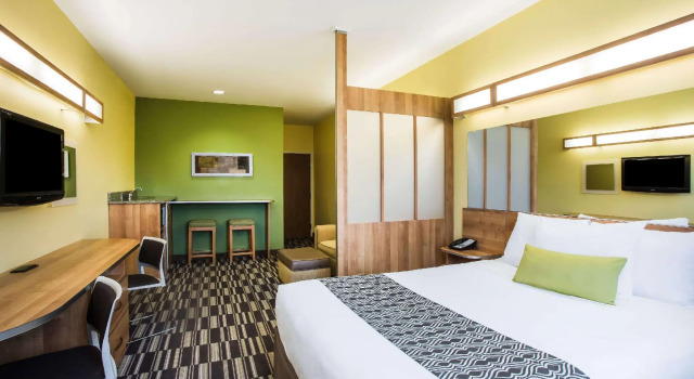 Двухместный люкс Microtel Inn and Suites by Wyndham