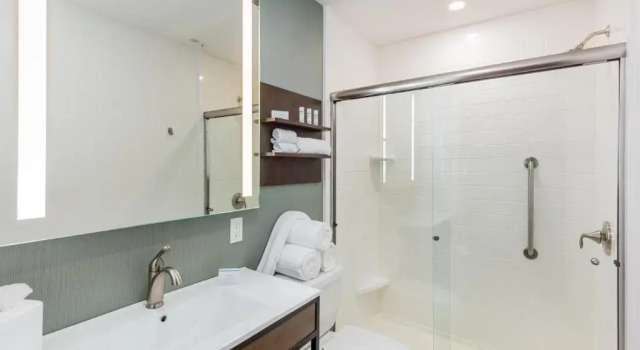 Четырёхместный номер Standard с балконом Hilton Garden Inn Davis Downtown