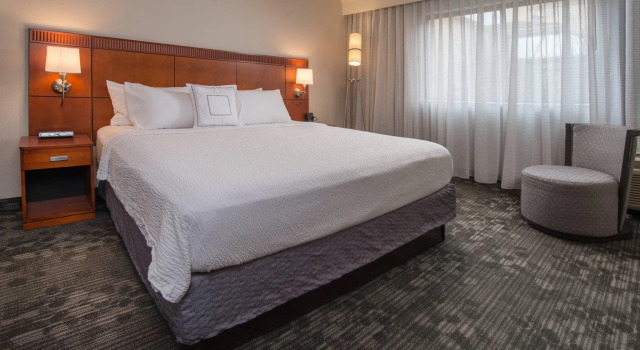 Двухместный люкс c 1 комнатой Courtyard by Marriott Fairfax Fair Oaks