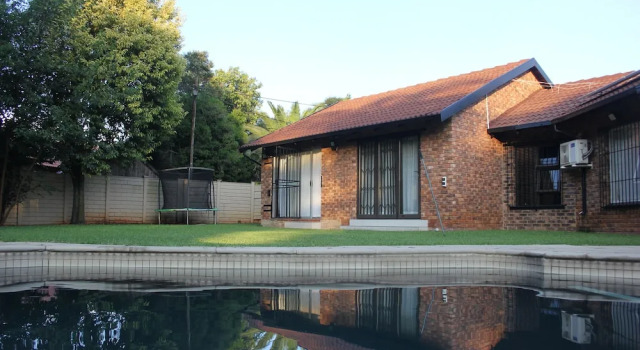 Chic & Serene 1-Bed Haven in Roodepoort, Book Feriehus Sommerhuse i Roodepoort, Hytte