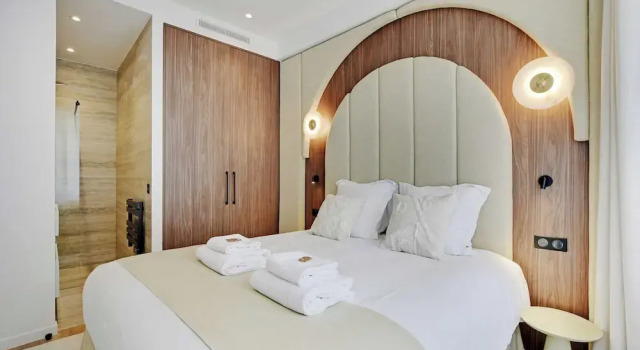 Newly Refurbished Flat in Heart of 18th District, Забронировать Отель Отели Парижа с парковкой, рядом с Les Orgues de Flandre, Парковка