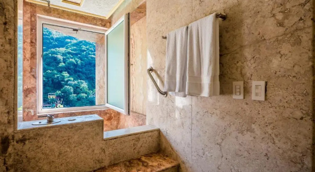 Номер Standard Luna Suite with two king size beds, with walk out terrace overlooking the beach