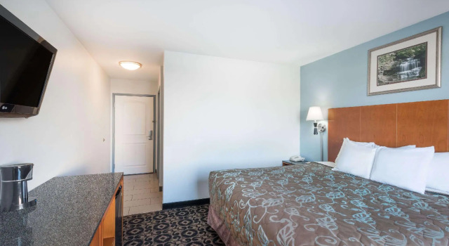 Двухместный номер Standard Days Inn by Wyndham Watertown Fort Drum