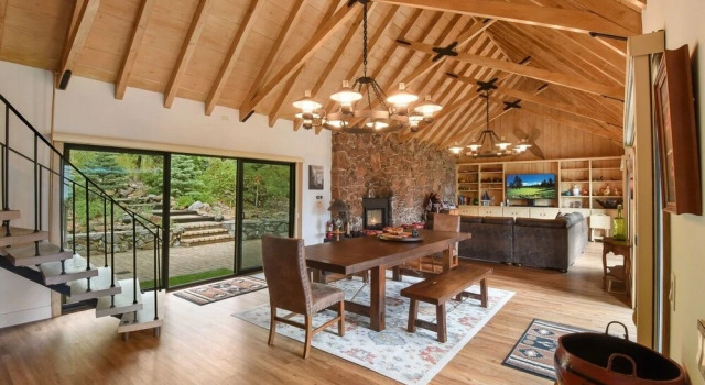 Villa Montagna Lodge 5 Bedroom Home by Redawning