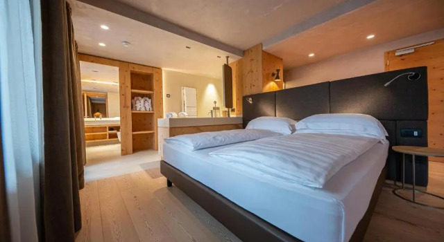 Номер Luxury Hotel Spol