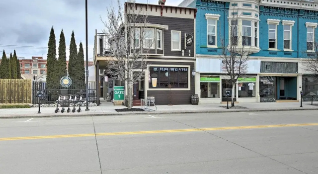 Dtwn Sheboygan Apt Above Local Bar!