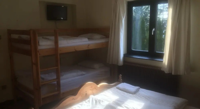 Четырёхместный номер Economy c 1 комнатой с балконом Blue Mountain Hotel